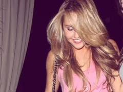 Photos Viral: રસ્તાંઓ પર બદહવાસીની હાલતમાં વિના કપડાંમાં ફરતી જોવા મળી આ એક્ટ્રેસ, ખુદ ઇમર્જન્સી કૉલ કરીને માંગી મદદ