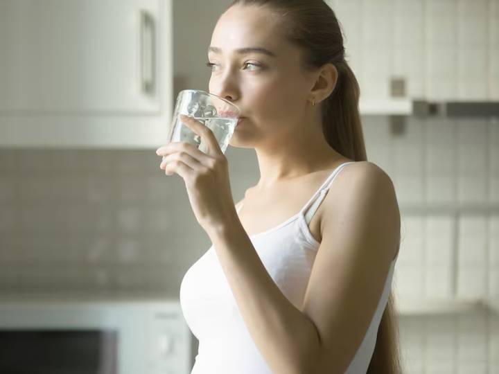 Is it right to drink water without brushing?  Is it beneficial or harmful for health... Learn