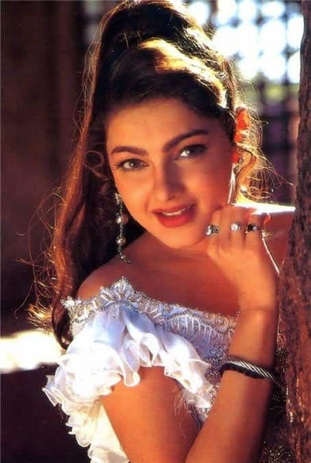 ममता कुलकर्णी बॉलीवुड की उस दौर की मशहूर अभिनेत्रियों में से एक मानी जाती थी और वह अचानक से ही इंडस्ट्री से गायब हो गई थी. जानकारी के लिए आपको बता दें कि जैसे ही वह इंडस्ट्री से गायब हुई तो फैन्स भी काफी ज्यादा निराश हो गए थे.