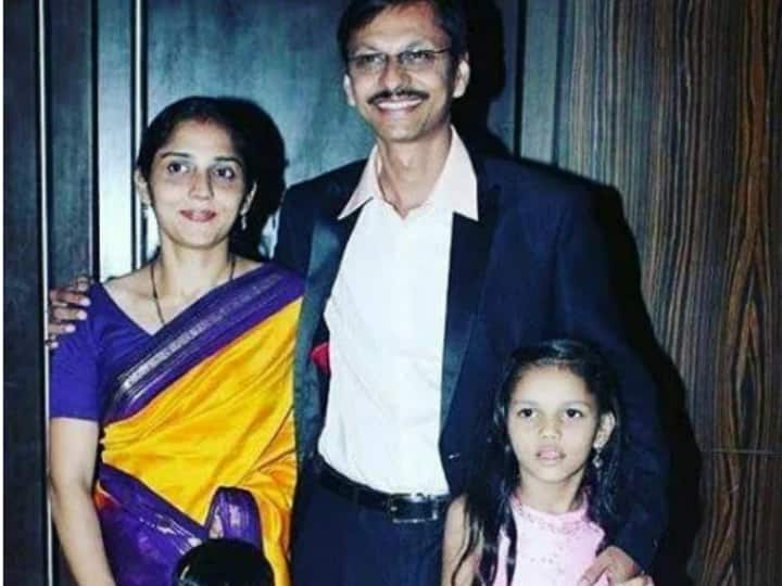 Shyam Pathak Wife: ‘तारक मेहता’ में पत्रकार पोपटलाल को 15 सालों से दुल्हन नहीं मिली है. लेकिन रियल लाइफ में उनकी पत्नी बेहद ही खूबसूरत है.आज हम आपको उनकी लव स्टोरी बताने जा रहे हैं जो काफी दिलचस्प है.