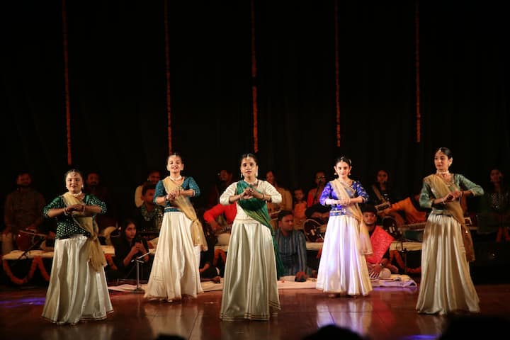 फाल्गुनी रंगों के मनोहारी उत्सव तीन दिवसीय ऋतु बसंत के तहत हुआ.