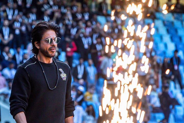 किंग शाहरुख खान ने इरफान पठान के इस वीडियो को रीट्वीट करने के साथ लिखा कि ये तुमसे ज्यादा टैलेंटेड निकला...छोटा पठान. शाहरुख की इस प्रतिक्रिया के बाद इरफान पठान ने भी जवाब देते हुए लिखा कि हर बाप यही सुनना चाहता है खान साहब.