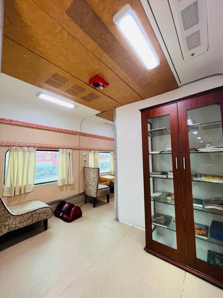 तिकिटामध्ये रेल्वे प्रवास, हॉटेलमध्ये मुक्काम, सर्व शाकाहारी जेवण, संबंधित शहरांमध्ये प्रेक्षणीय स्थळे पाहणं आणि इतर खर्चाव्यतिरिक्त प्रवास विमा शुल्काचा समावेश आहे.