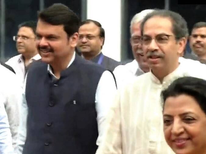 Devendra Fadnavis and Uddhav Thackeray seen walking together with huge smiles on their faces political differences but personal closeness between them Fadnavis & Thackeray : देवेंद्र फडणवीस-उद्धव ठाकरे यांच्यात वैचारिक मतभेद मात्र वैयक्तिक जवळीक