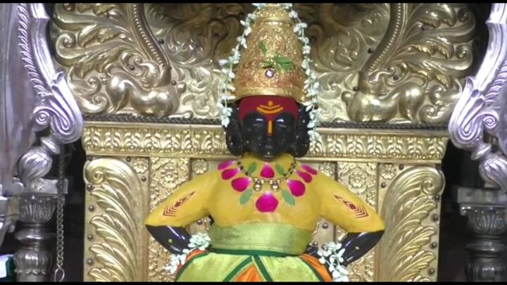 विठुरायाप्रमाणे रुक्मिणी मातेला देखील यापद्धतीने चंदन उटी लावण्यास आजपासून सुरुवात करण्यात आली. भाविकांच्या हस्ते दरवर्षी ही चंदन उटी पूजा होत असते
