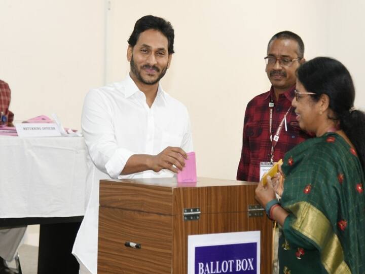 AP MLC Elections: ఏపీ రాష్ట్ర శాసనసభ మొదటి అంతస్తులో ఎమ్మెల్యే కోటా ఎమ్మెల్సీ ఎన్నికల ప్రక్రియ ప్రారంభం అయింది. సీఎం జగన్ తొలుత ఓటు హక్కును వినియోగించుకోవడంతో ఓటింగ్ ప్రక్రియ మొదలైంది.