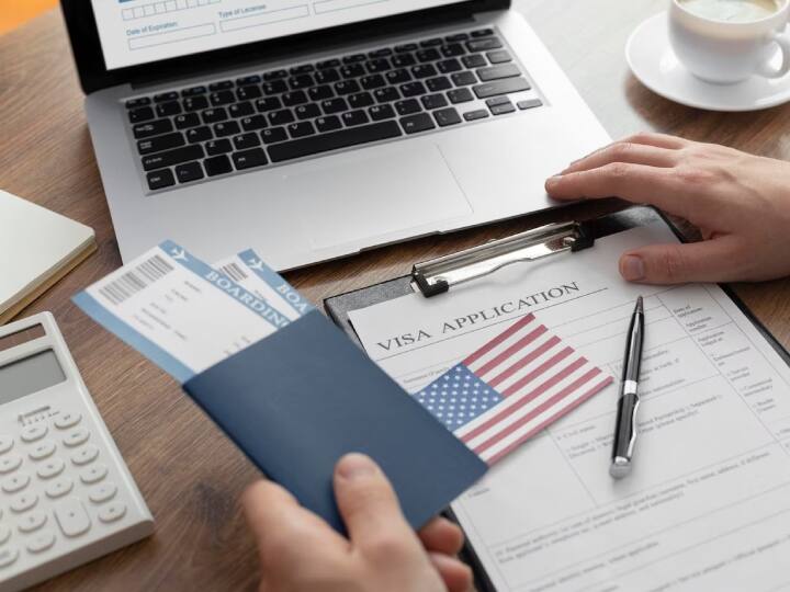 Now people to apply for jobs and give interviews in US on tourist visa US Tourist Visa: अमेरिका में अब टूरिस्ट वीजा पर भी मिलेगी नौकरी, USCIS ने दी अनुमति! 