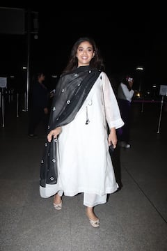 व्हाइट सूट पर ब्लैक दुपट्टा लिए Keerthy Suresh एयरपोर्ट पर हुईं स्पॉट, एक्ट्रेस की सादगी पर मर मिटे फैंस