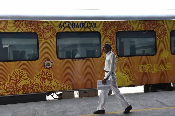 রপাল্লার ট্রেনের টিকিটের দাম কমানোর সিদ্ধান্ত নেওয়া হয়েছে বলে সূত্রের খবর। রেলের তরফে বুধবার এসি থ্রি-টায়ার ইকোনমি ক্লাস ভ্রমণের ভাড়া আগের মতো কার্যকর করার একটি আদেশ জারি করেছে যা গত বছরের নভেম্বরে প্রত্যাহার করা হয়েছিল।
