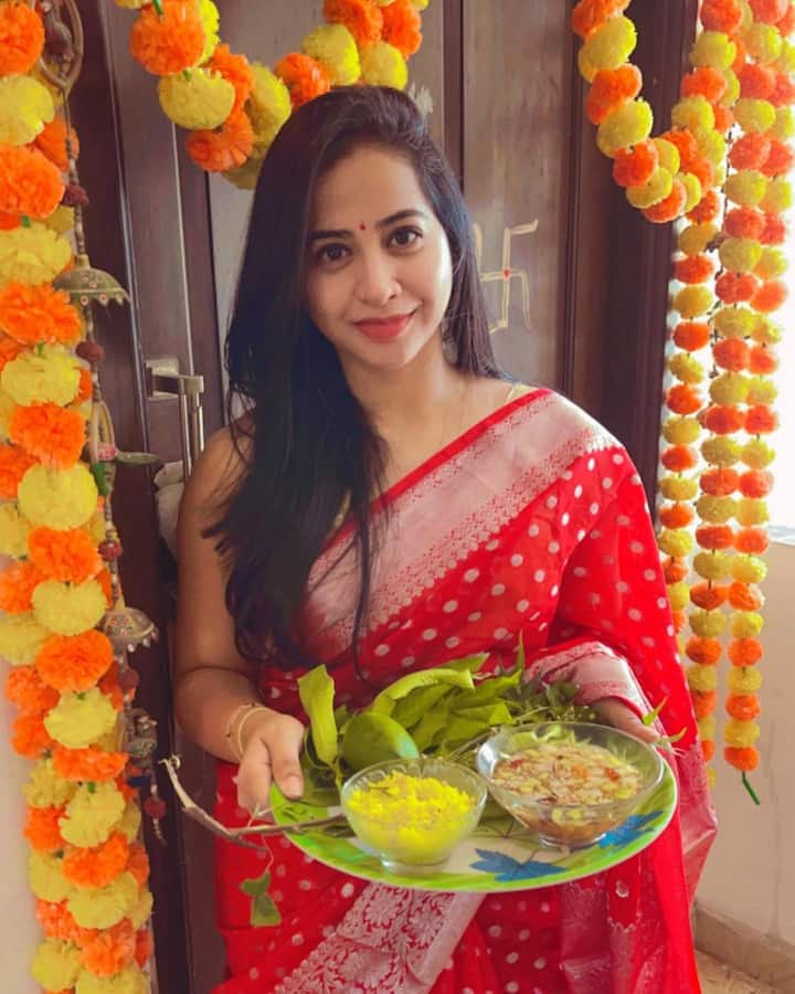 స్వాతి దీక్షిత్  తెలుగుతోపాటు తమిళం, బెంగాలీ చిత్రాలలో నటించింది. స్వాతి 2010లో వచ్చిన ‘ఏం పిల్లో ఏం పిల్లడో’ చిత్రంలో హీరోహీరోయిన్ స్నేహితురాలిగా నటించింది. ఆ తర్వాత ఆమె 2012లో బెంగాలీలో ‘తోర్ నామ్’ సినిమా(తెలుగులో ‘కొత్త బంగారు లోకం’)తో హీరోయిన్‌గా ఎంట్రీ ఇచ్చింది. ఆ తర్వాత ‘జంప్ జిలానీ’, ‘లేడిస్ అండ్ జెంటిల్ మ్యాన్’, ‘చిత్రంగదా’, ‘దెయ్యం’ తదితర తెలుగు సినిమాల్లో నటించింది. ‘బిగ్ బాస్’ సీజన్-4లో స్వాతి వైల్డ్ కార్డ్ ఎంట్రీ ఇచ్చింది. అప్పటివరకు ఆమెను బెంగాలీ అమ్మాయి అనుకున్న ప్రేక్షకులు.. ఆమె మాట్లాడిన తెలుగు విని ఆశ్చర్యపోయారు. దీంతో స్వాతి.. తాను హైదరాబాద్‌లోనే పుట్టి పెరిగానని, అందుకే తనకు తెలుగు అంత బాగా వచ్చని స్పష్టం చేసింది. తాజాగా స్వాతి ఉగాది పండుగను కుటుంబ సభ్యులతో కలిసి జరుపుకుంది. ఉగాది పచ్చడి చేసింది. అచ్చ తెలుగు పడుచువలె చీరలో అందంగా ముస్తాబైంది. - Images Credit: Swathi Deekshith/Instagram