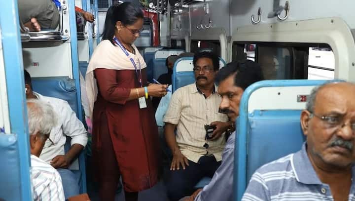 Indian Railway:  Railways Ministry Lauds First Woman Ticket Checker To Collect Rs 1 Crore Fine From Passengers Indian Railway: ટિકિટ વિના મુસાફરી કરનારા માટે આ મહિલા કર્મચારી બની આફત, એક કરોડ રૂપિયાનો વસૂલ્યો દંડ