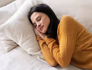 Aromatherapy : काय आहे अॅरोमाथेरेपी? झोप आणि सुगंध यांचं नेमकं रिलेशन काय? जाणून घ्या सुगंध येताच गाढ झोप कशी लागते
