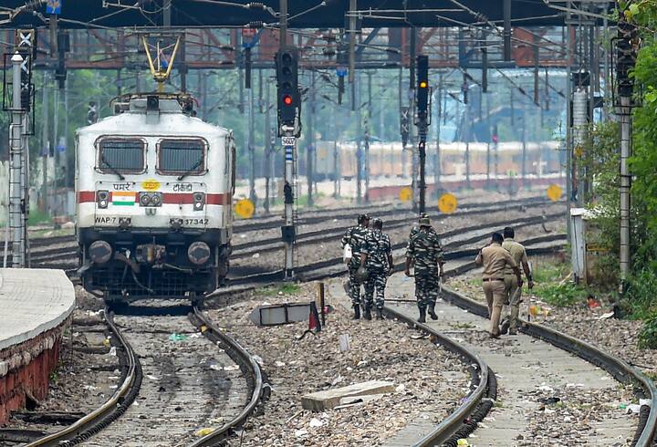 দূরপাল্লার ট্রেনের টিকিটের দাম কমানোর সিদ্ধান্ত নেওয়া হয়েছে বলে সূত্রের খবর।