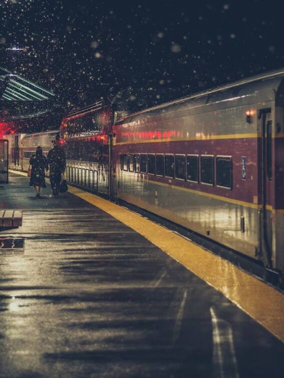 दिन के मुकाबले रात में क्यों तेज चलती हैं Indian Railway की ट्रेनें?