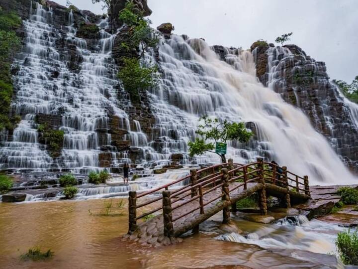 यहां हर साल शिवरात्रि और रामनवमी के मौके पर मेला भी लगता है, जिसमें दूर-दूर से लोग पहुंचते हैं. वहीं इस चित्रकोट को रामवनगमन पथ में शामिल करते हुए चित्रकोट वाटरफॉल को पर्यटन स्थल के रूप में और भव्य रूप से विकसित किया जा रहा है. यहां पर भगवान राम की विशाल प्रतिमा स्थापित करने पर भी विचार किया जा रहा है.