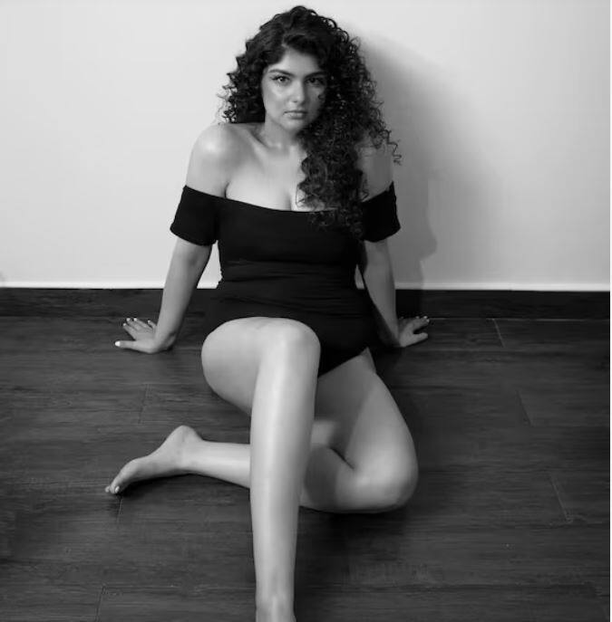 ਆਫ ਸ਼ੋਲਡਰ ਬਲੈਕ ਬਾਡੀਸੂਟ ਦੀਆਂ ਇਹ ਬੋਲਡ ਤਸਵੀਰਾਂ ਅੰਸ਼ੁਲਾ ਨੇ ਆਪਣੇ ਇੰਸਟਾਗ੍ਰਾਮ ਅਕਾਊਂਟ 'ਤੇ ਸ਼ੇਅਰ ਕੀਤੀਆਂ ਹਨ। ਜਿਸ 'ਚ ਉਹ ਕੈਮਰੇ ਲਈ ਕਾਤਲ ਪੋਜ਼ ਦੇ ਰਹੀ ਹੈ।