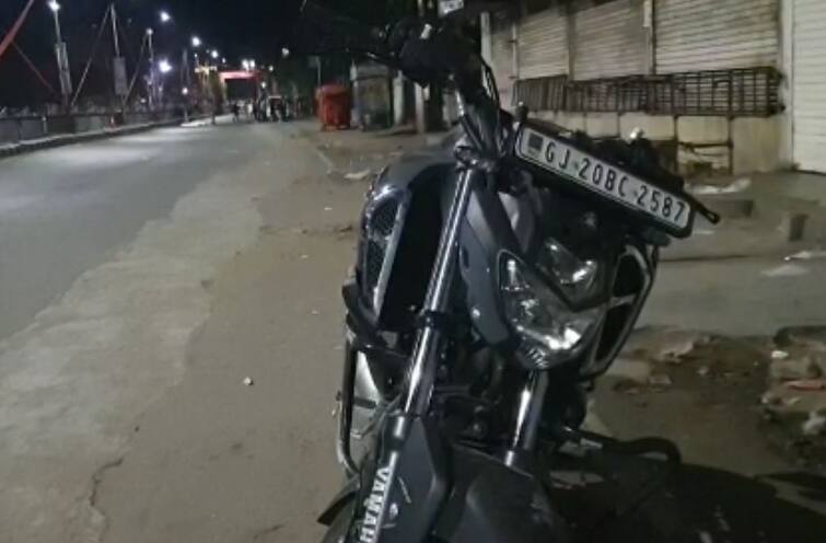 Accident:  A young man was returning home after a social event, the bike collided with the divider and died Accident: સામાજિક પ્રસંગ પતાવી ઘરે પરત ફરતો હતો યુવક, ડિવાઇડર સાથે અથડાયું બાઇક ને પછી...