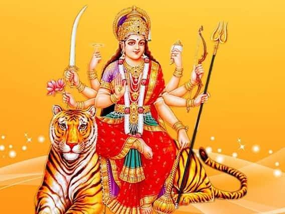 વસ્ત્ર - નવરાત્રિમાં નાની છોકરીઓને વસ્ત્રોનું દાન કરવાથી દુ:ખ અને દરિદ્રતાનો નાશ થાય છે. તેની સાથે જ વ્યક્તિને રોગોથી મુક્તિ મળે છે. ધ્યાનમાં રાખો કે નવા વસ્ત્રોનું જ દાન કરો. જૂના કે ફાટેલા કપડાં ભેટમાં ન આપો.