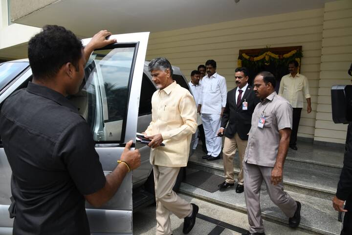 ఎమ్మెల్యేల వెంట వెళ్లిన టీడీపీ అధినేత నారా చంద్రబాబు నాయుడు