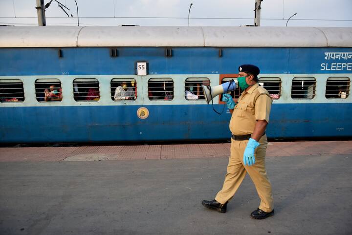 রেলের এক আধিকারিক জানিয়েছেন যে এসি থ্রি কোচে বার্থের সংখ্যা ৭২টি, যেখানে এসি থ্রি ইকোনমিতে বার্থের সংখ্যা ৮০টি। এটি সম্ভব হয়েছে কারণ AC 3 ইকোনমি কোচের বার্থের প্রস্থ AC 3 কোচের চেয়ে সামান্য কম৷ বিজ্ঞপ্তিতে বলা হয়েছে, ভাড়া কমানোর সঙ্গে সঙ্গে ইকোনমি কোচে কম্বল ও চাদর দেওয়া