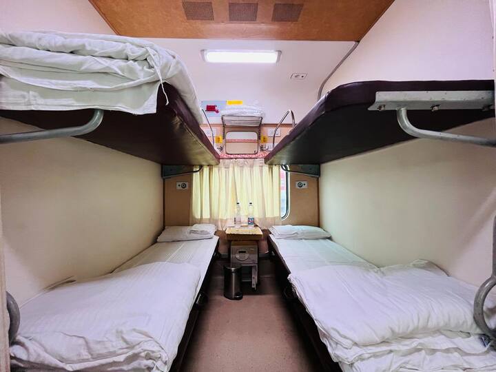 Bharat Gaurav Deluxe Tourist Train : भारतीय पर्यटनाला चालना देण्यासाठी आणि जगभरातील पर्यटकांना आकर्षित करण्यासाठी भारतीय रेल्वेने 2021 मध्ये भारत गौरव योजना सुरु केली.