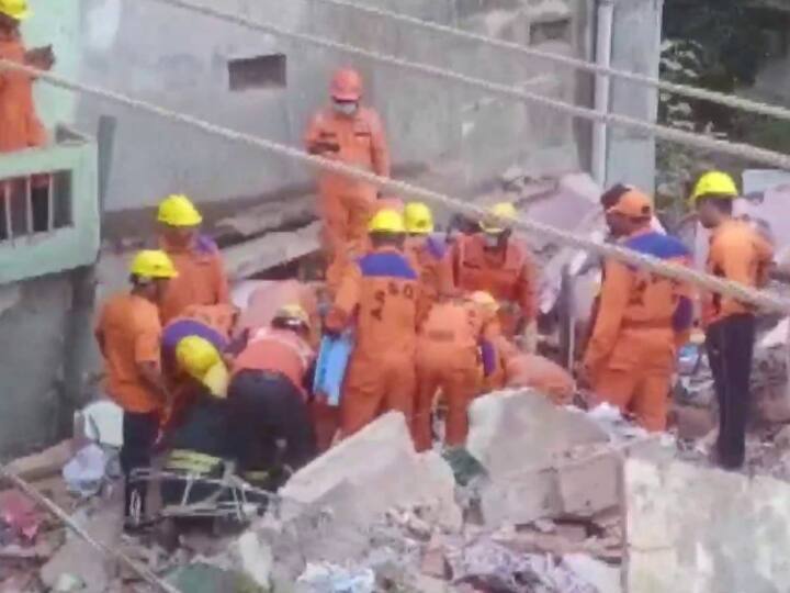 AP Building Collapsed: आंध्र प्रदेश के रामजोगी पेटा में भरभरा कर गिरी तीन मंजिला इमारत, 2 बच्चों समेत 3 लोगों की मौत, कई घायल Andhra Pradesh Building Collapsed Ramajogi Peta 3 People Died 3 Got Injured AP Building Collapsed: आंध्र प्रदेश के रामजोगी पेटा में भरभरा कर गिरी तीन मंजिला इमारत, 2 बच्चों समेत 3 लोगों की मौत, कई घायल