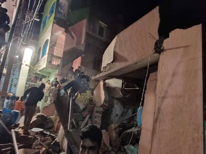 Three floors building collapses in Visakhapatnam, Three people dies Vizag Building Collapse: విశాఖలో అర్ధరాత్రి తీవ్ర విషాదం! కుప్పకూలిన భవనం, అక్కడికక్కడే ముగ్గురు మృతి