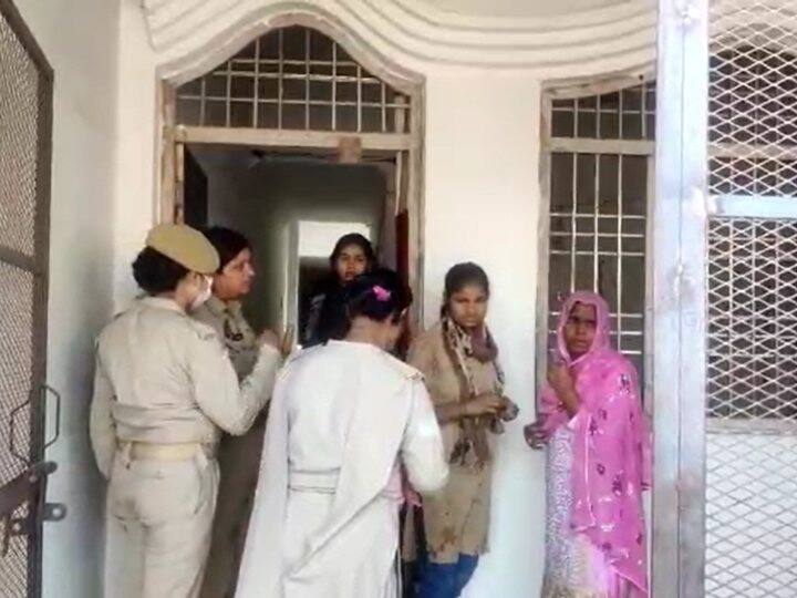 Kanpur Dehat Police thrown out gangster of the house and seized ANN Kanpur Dehat: चीखते रहे गैंगस्टर के घर वाले, लगाते रहे रहम की गुहार, डुग्गी पीटकर पुलिस ने कुर्की का किया एलान