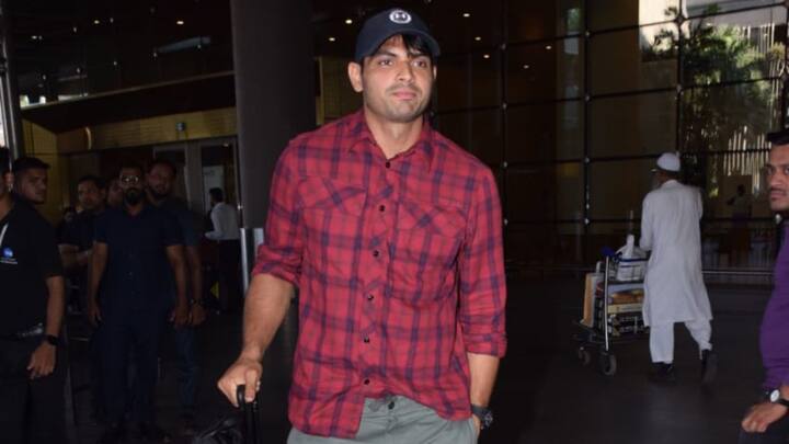 বিমানবন্দরে দেখা গেল নীরজ চোপড়াকে। বেশ স্টাইলিস্ট লাগছিল তাঁকে।