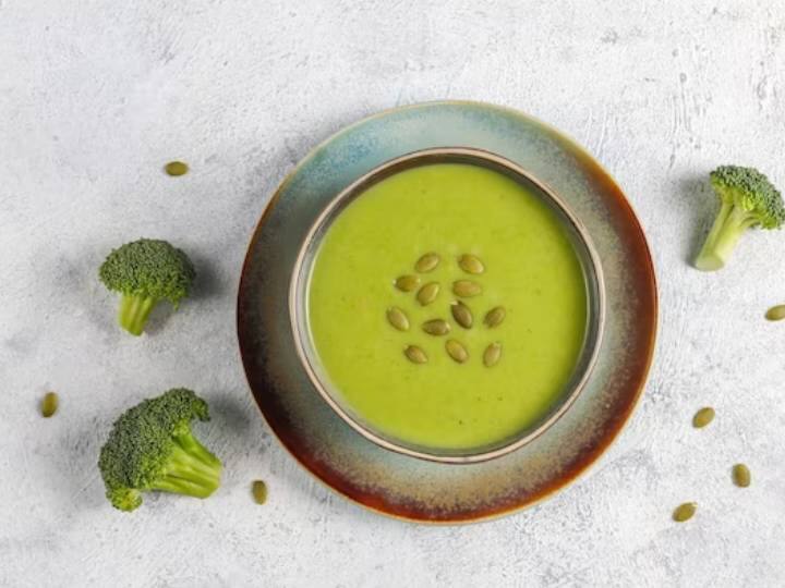 गर्मियां आ चुकी हैं और खीरे, दही और मसालों की ताज़गी से बने स्वादिष्ट और हेल्दी ठंडे सूप से बेहतर और क्या हो सकता है? हम अक्सर सूप को सर्दियों के भोजन से जोड़ते हैं, लेकिन कुछ सूप ऐसे होते हैं जो गर्मियों के लिए बहुत अच्छे होते हैं और एक संपूर्ण हल्का भोजन बनाते हैं. साथ ही यह सूप उबले चने का उपयोग करके बनाया जाता है, जो एक मलाईदार बनावट देता है और वजन पर नजर रखने वालों के लिए बहुत अच्छा है क्योंकि यह सूप प्रोटीन से भरा होता है, जो मधुमेह से पीड़ित लोगों के लिए भी अच्छा होता है। इस डिश को स्वाद के अनुसार ट्वीक किया जा सकता है। अंत में, जामन ब्रेड या क्राउटन के साथ ठंडे का आनंद लें और अपनी प्रतिक्रिया हमारे साथ साझा करें!