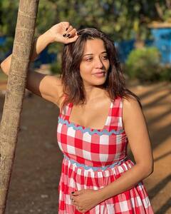 Monalisa Latest Photos: लेटेस्ट तस्वीरों से मोनालिसा ने गिराई हुस्न की बिजलियां, कातिलाना लुक्स ने जीता फैंस का दिल