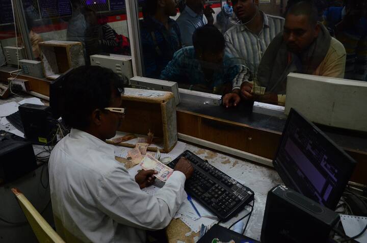 তবে এবার থেকে আপনি যদি ট্রেনের এসি থ্রি ইকোনমি কোচে ভ্রমণ করেন তাহলে আপনাকে থ্রি এসির তুলনায় কম টাকা দিতে হবে। ইতিমধ্যেই টিকিট বুক করা যাত্রীরাও এই সিদ্ধান্তের সুবিধা পাবেন। রেলের তরফে জানান হয়েছে। যেসব যাত্রী অনলাইনে এবং কাউন্টারে টিকিট নিয়েছেন তাদের টাকা রেলওয়ে ফেরত দেবে।