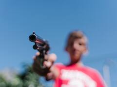 स्कूल में ली जा रही थी तलाशी, स्टूडेंट ने बैग से निकाली पिस्टल, स्टाफ पर बरसा दी गोलियां और फिर...