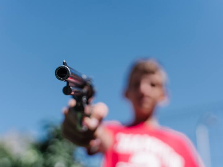 Colorado School Firing: स्कूल में ली जा रही थी तलाशी, स्टूडेंट ने बैग से निकाली पिस्टल, स्टाफ पर बरसा दी गोलियां और फिर... US Colorado Teenager Afro-American student shoot two school staff fled away Colorado School Firing: स्कूल में ली जा रही थी तलाशी, स्टूडेंट ने बैग से निकाली पिस्टल, स्टाफ पर बरसा दी गोलियां और फिर...