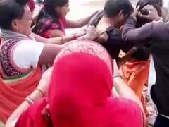 कासगंज: पानी भरने गई महिलाओं को दबंगों ने लाठी-डंडों से पीटा, बाल पकड़कर जमीन पर भी पटका