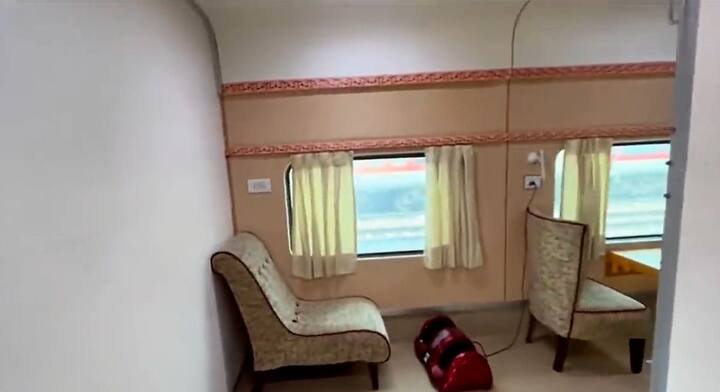 दिल्ली, गाझियाबाद, अलीगढ, तुंडला, इटावा, कानपूर, लखनौ आणि वाराणसी इथून या ट्रेनमध्ये बोर्डिंग आणि डी-बोर्डिंगला परवानगी असेल. या डिलक्स एसी ट्रेनमध्ये एकूण 156 पर्यटक प्रवास करु शकतात. यात 1 एसी आणि 2 एसी कोचची व्यवस्था आहे.