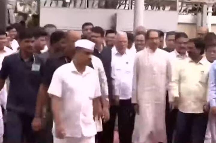 धीमंडळाच्या अर्थसंकल्पीय अधिवेशनाचा (Maharashtra Budget Session)  शेवटचा आठवडा सुरु आहे. आजच्या दिवशी राज्याचे उपमुख्यमंत्री देवेंद्र फडणवीस (Devendra Fadnavis) आणि उद्धव ठाकरे (Uddhav Thackeray) हे एकत्र विधानभवनात दाखल झाले