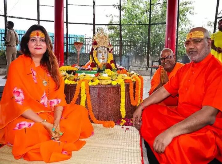 Ghaziabad NRI muslim woman gifted gold crown to Lord Shiva and adopted Sanatan Ghaziabad News: मुस्लिम धर्म छोड़ NRI महिला ने अपनाया सनातन धर्म, भगवान शिव को चढ़ाया 19 तोले सोने का मुकुट