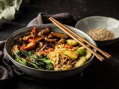 Thai Noodles Tofu Bowl Recipe: थाई खाने के हैं शौकीन तो घर पर 10 मिनट में बनाएं मशरूम और कॉर्न से बनी टोफू