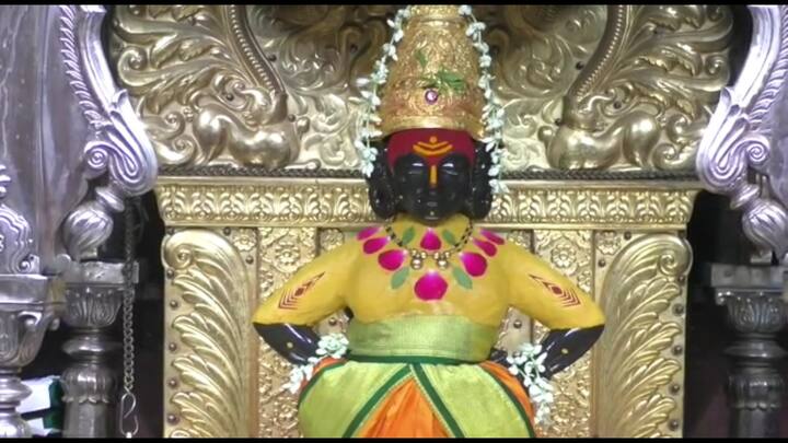 विठुरायावर केल्या जाणाऱ्या विविध प्रकारच्या पूजनासाठी देशभरातील भाविकांकडून मोठी मागणी असते . खास उन्हाळ्यात होणाऱ्या या चंदन उटी पूजा देखील भाविकांच्या खूपच लोकप्रिय असून गेले दोन वर्षे कोरोनाच्या संकटामुळे या पूजा करता न आल्याने यावर्षी चंदन उटी पूजेसाठी भाविकांनी भरभरून बुकिंग केले आहे