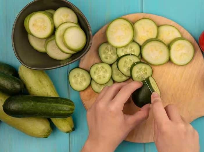 How To Eat Cucumber know are cucumbers better with or without skin ਕੀ ਤੁਸੀਂ ਵੀ ਖੀਰੇ ਨੂੰ ਛਿੱਲਣ ਤੋਂ ਬਾਅਦ ਖਾਂਦੇ ਹੋ ਤਾਂ ਅੱਜ ਤੋਂ ਹੀ ਬੰਦ ਕਰ ਦਿਓ, ਜਾਣੋ ਛਿਲਕੇ ਦੇ ਨਾਲ ਖੀਰਾ ਖਾਣ ਦੇ ਫਾਇਦੇ  