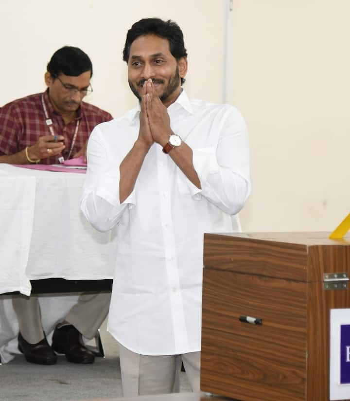 ఓటు హక్కు వినియోగించుకున్న ఉప మంత్రి నారాయణస్వామి, ఎమ్మెల్యే నంబూరి శంకర్రావు, మేకతోటి సుచరిత