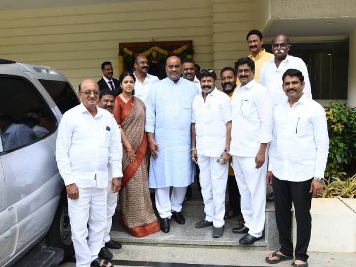 AP MLC Elections: ఏపీలో ఎమ్మెల్యే కోటా ఎమ్మెల్సీ ఎన్నికల్లో తమ ఓటు హక్కును వినియోగించుకునేందుకు టీడీపీ ఎమ్మెల్యేలు చంద్రబాబుతో కలిసి వెళ్లారు.