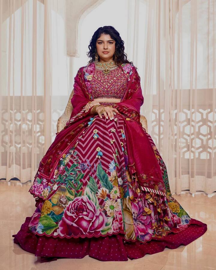 हाल ही में आपको बता दें कि एक रैंप वॉक में अर्जुन कपूर अपनी बहन अंशुला कपूर को चियरअप करते हुए भी देखे गए. इसी के साथ आपको बता दें कि अंशुला कपूर सोशल मीडिया पर भी काफी ज्यादा एक्टिव देखी जाती है.