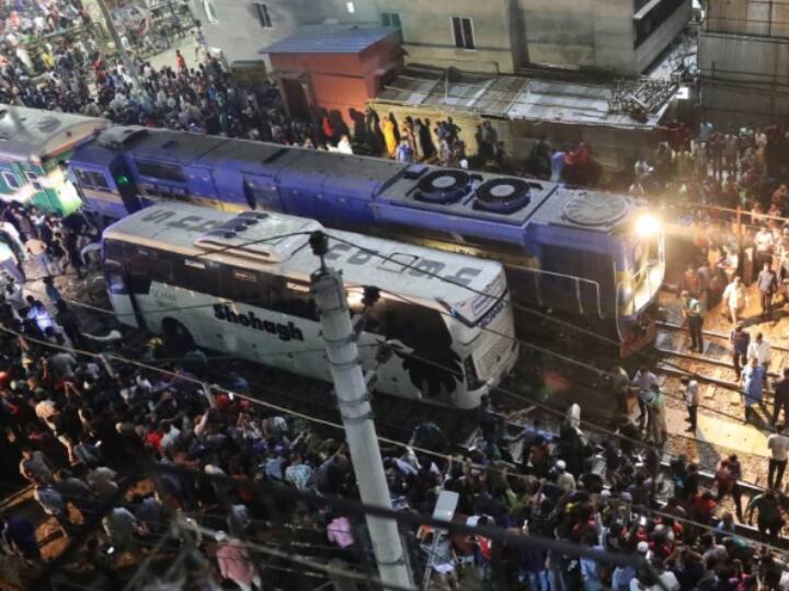 Bangaladesh dhaka train bus collision at Malibagh railway crossing between Shohagh Paribahan Panchagarh-bound Drutajan Express Bangladesh Dhaka Accident: बांग्लादेश में ट्रेन ने बस को मारी टक्कर, फंसकर 200 गज तक घिसटती रही