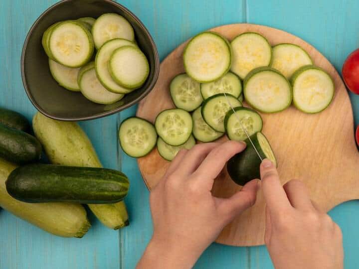 are cucumbers better with or without skin क्या आप भी खीरा छीलकर खाते हैं, तो आज से ही बंद कर दीजिए क्योंकि छिलका सहित खाने के ये हैं फयदे