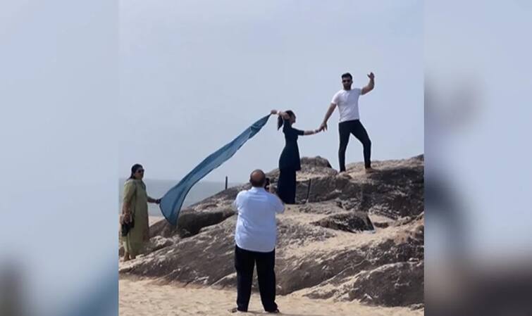 Elderly Couple Assists Daughter-In-Law Get That Perfect Click, Viral Video પુત્ર અને પુત્રવધૂનો પરફેક્ટ રોમેન્ટિક ફોટો લેવામાં સાસુ અને સસરાએ કરી મદદ, આ Video જીતી રહ્યો છે લોકોના દિલ