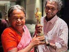 ऑस्कर ट्रॉफी के साथ बोमन और बेली की ये फोटो जीत लेगी आपका दिल, मुस्कुराते चेहरे के फैंस कायल