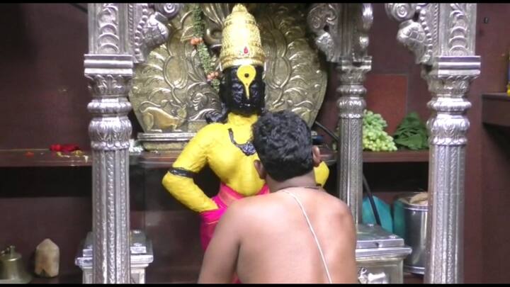 यासाठी खास म्हैसूर येथून उच्च दर्जाचे चंदन मागवण्यात येत असते . चैत्र शुद्ध द्वितीयेपासून मृग नक्षत्रापर्यंत हा चंदन उटीची पूजा होत असते . विठुरायाच्या पोषाखाच्यावेळी आता रोज हि पूजा होणार असून देवाच्या अंगावर अंगी घालण्या ऐवजी चंदनाचा लेप देण्यास सुरुवात झाली आहे.