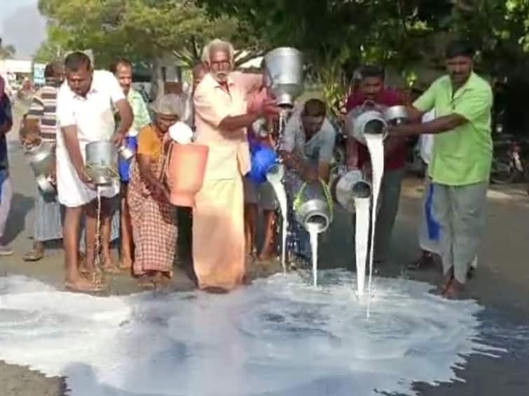 Milk producers protest by pouring milk on the road in Coimbatore கோவையில் பாலை சாலையில் ஊற்றி பால் உற்பத்தியாளர்கள் போராட்டம் ; கொள்முதல் விலையை உயர்த்த கோரிக்கை